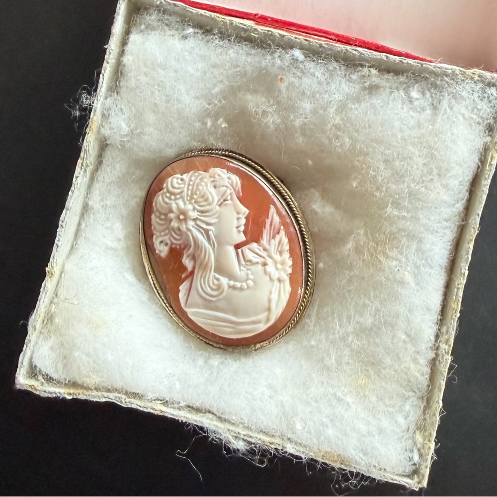 DITTA Giovanni Apa
 Vintage Orange Shell Cameo Pin/Pendant